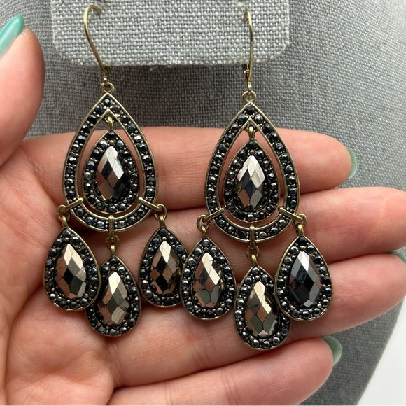 Vintage Avon Gray Rhinestone Chandelier Teardrop Dangle Leverback Earrings - Picture 4 of 11